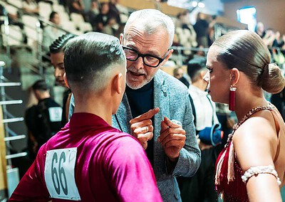 Soutěžící a rozhodčí na Mistrovství světa v Brno Open 2020, sportovní událost v hale s diváky a soutěžícími.