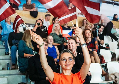 Skupina fanoušků s dánskými vlajkami na sportovním zápase, radost a podpora týmu, sportovní událost v Brně, sportovní fanoušci, sportovní akce, sportovní zápas, sportovní fanoušci v hledišti, sport, z.