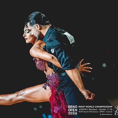 Dva tanečníci v akci na mistrovství světa v tanci 2026, předvádějí složitou choreografii na jevišti, s výrazným nasazením a elegancí.