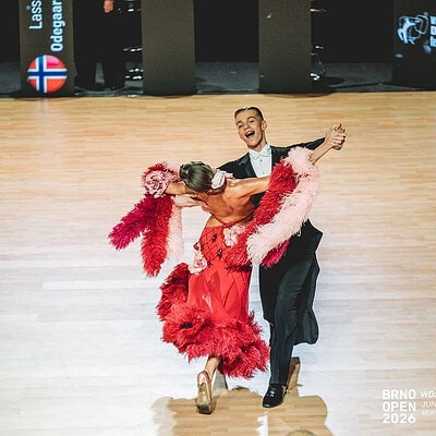 Duo tanečníků v elegantním tanci na Brno Open 2026, mezinárodní soutěž v tanci, elegantní oblečení, taneční parket, sportovní akce v Brně, taneční soutěž, sportovní událost, taneční vystoupení, tanečn.