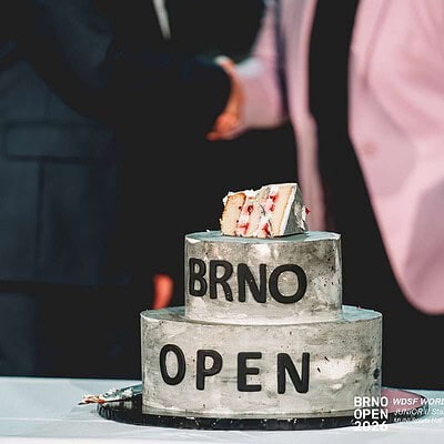 Dort s nápisem Brno Open 2023 a dvěma lidmi v pozadí při slavnostním ceremoniálu.